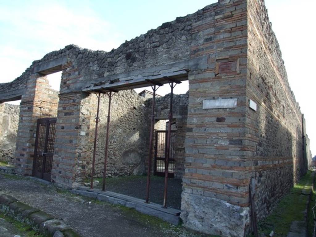 IX.5.1 Pompeii. December 2007. Looking south-east to shop on corner of Via di Nola and Vicolo di Tesmo.