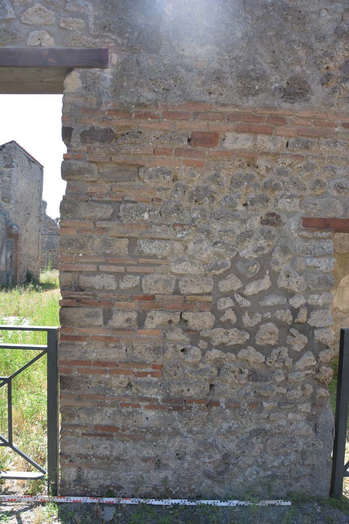 IX.5.1 Pompeii. May 2017. Detail of pilaster between two doorways in south wall. 
Foto Christian Beck, ERC Grant 681269 DÉCOR.
