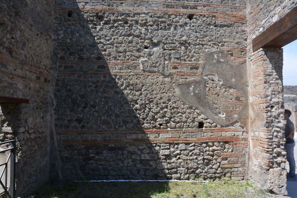 IX.5.1 Pompeii. May 2017. Looking towards west wall of shop-room.
Foto Christian Beck, ERC Grant 681269 DÉCOR.
