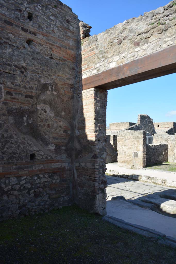 IX.5.1 Pompeii. March 2017. North-west corner of shop-room.
Foto Christian Beck, ERC Grant 681269 DÉCOR.

