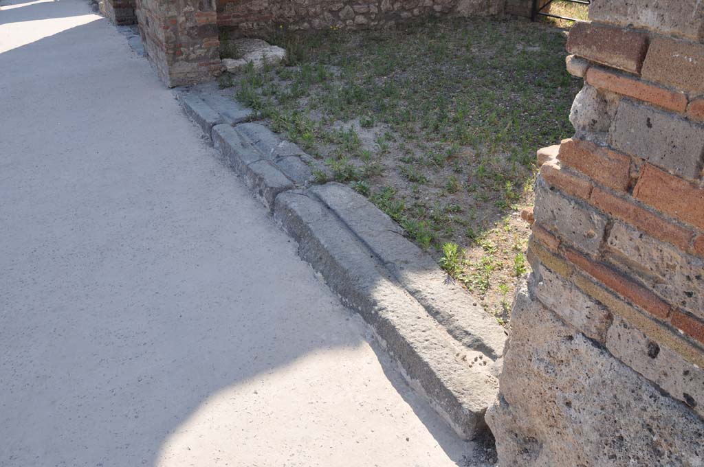 IX.5.1 Pompeii. July 2017. Looking east along threshold of entrance doorway.
Foto Annette Haug, ERC Grant 681269 DÉCOR.
