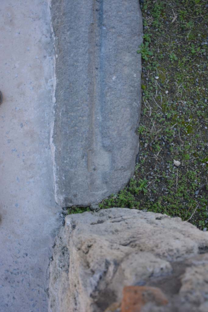 IX.5.1 Pompeii. March 2017. Looking down to detail of west side of doorway threshold.
Foto Christian Beck, ERC Grant 681269 DÉCOR.

