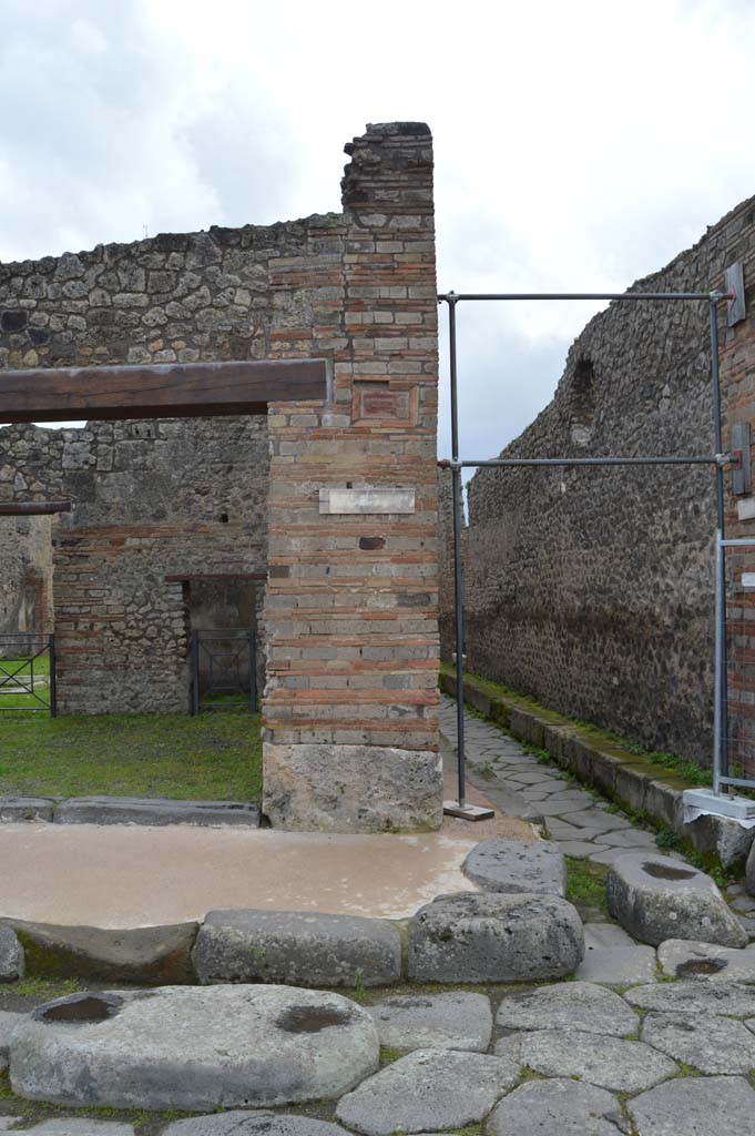 IX.5.1 Pompeii. December 2018. 
Pilaster on west side of entrance on corner with Vicolo di Tesmo, with terracotta plaque of phallus. 
Foto Taylor Lauritsen, ERC Grant 681269 DÉCOR.
