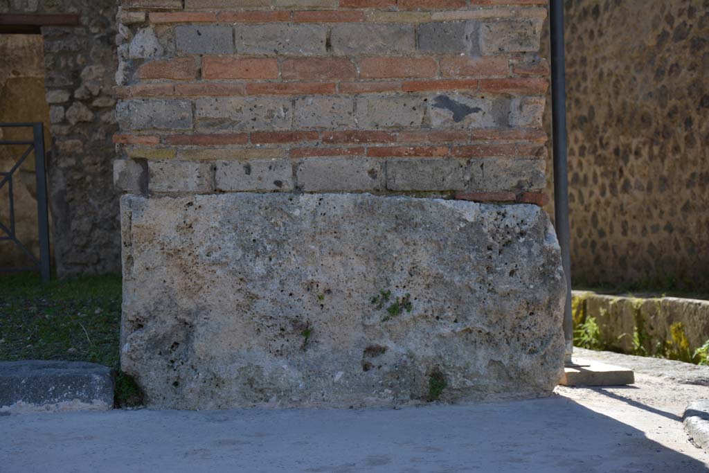 IX.5.1 Pompeii. March 2017. Base of pilaster on west side of entrance doorway.
Foto Christian Beck, ERC Grant 681269 DÉCOR.

