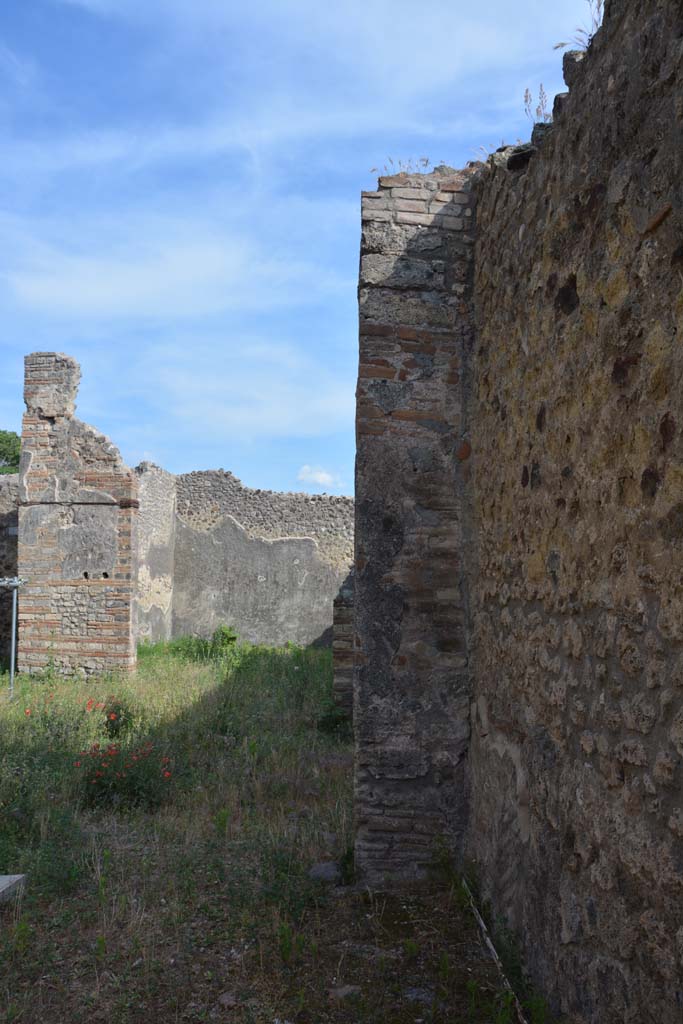 IX.5.2 Pompeii. May 2017. Room L, looking south along west wall towards peristyle p.
Foto Christian Beck, ERC Grant 681269 DCOR.
