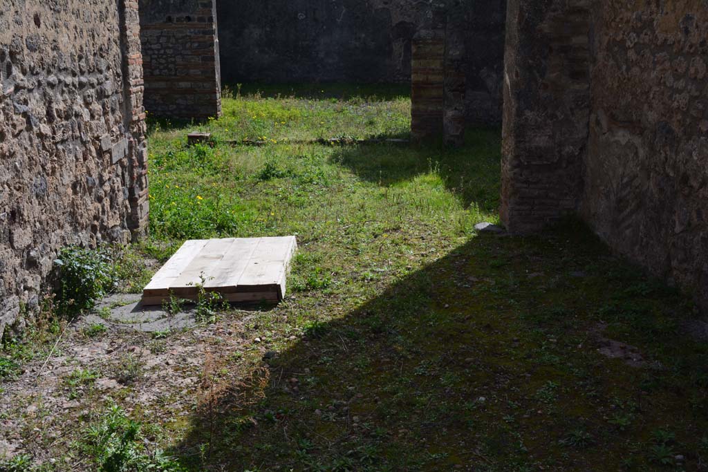 IX.5.2 Pompeii. March 2017. Room L, looking south along east wall with cistern-mouth, on left.
Foto Christian Beck, ERC Grant 681269 DCOR.
