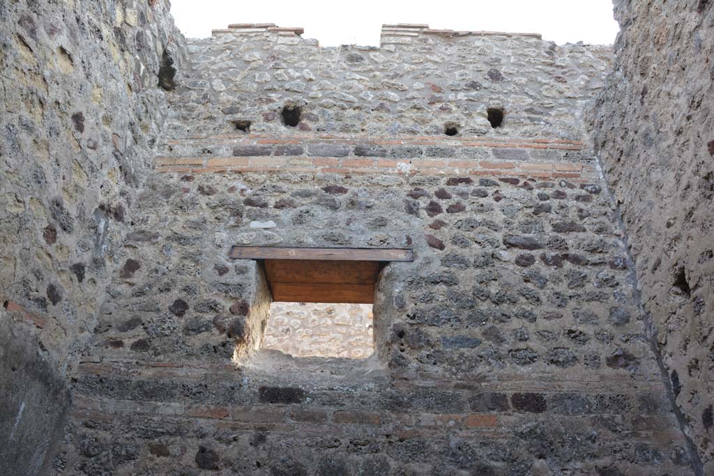 IX.5.2 Pompeii. May 2017. Room o, looking towards upper west wall with window.
Foto Christian Beck, ERC Grant 681269 DCOR.
