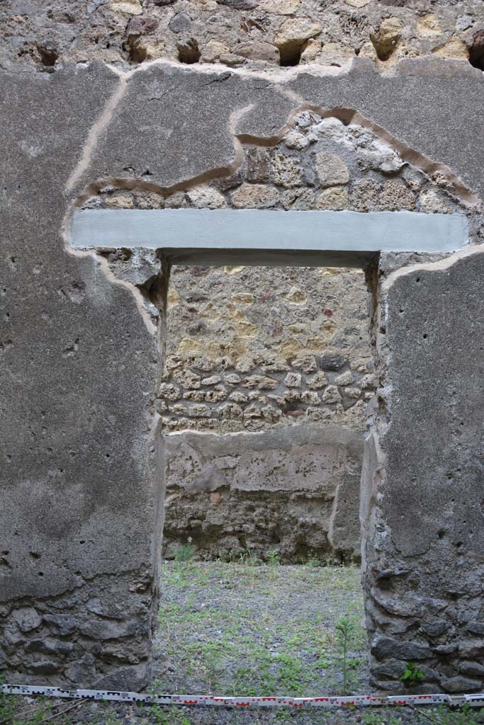 IX.5.2 Pompeii. May 2017. Room o, looking east towards doorway into corridor m.
Foto Christian Beck, ERC Grant 681269 DCOR.
