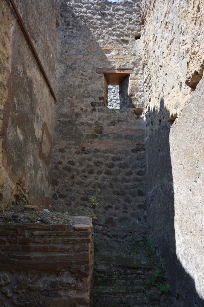 IX.5.2 Pompeii. May 2017. Room z, west wall with window in upper wall.
Foto Christian Beck, ERC Grant 681269 DCOR.
