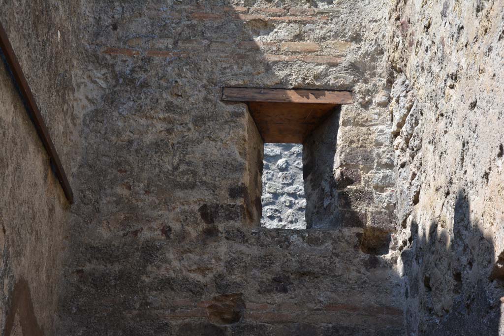 IX.5.2 Pompeii. May 2017. Room z, detail of window in west wall.
Foto Christian Beck, ERC Grant 681269 DCOR.
