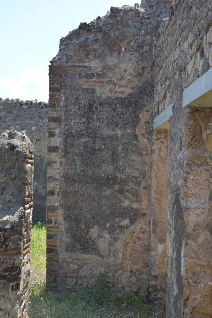 IX.5.2 Pompeii. May 2017. 
Peristyle p, looking south on west side, with doorways to rooms  w and r, on right.
Foto Christian Beck, ERC Grant 681269 DCOR.

