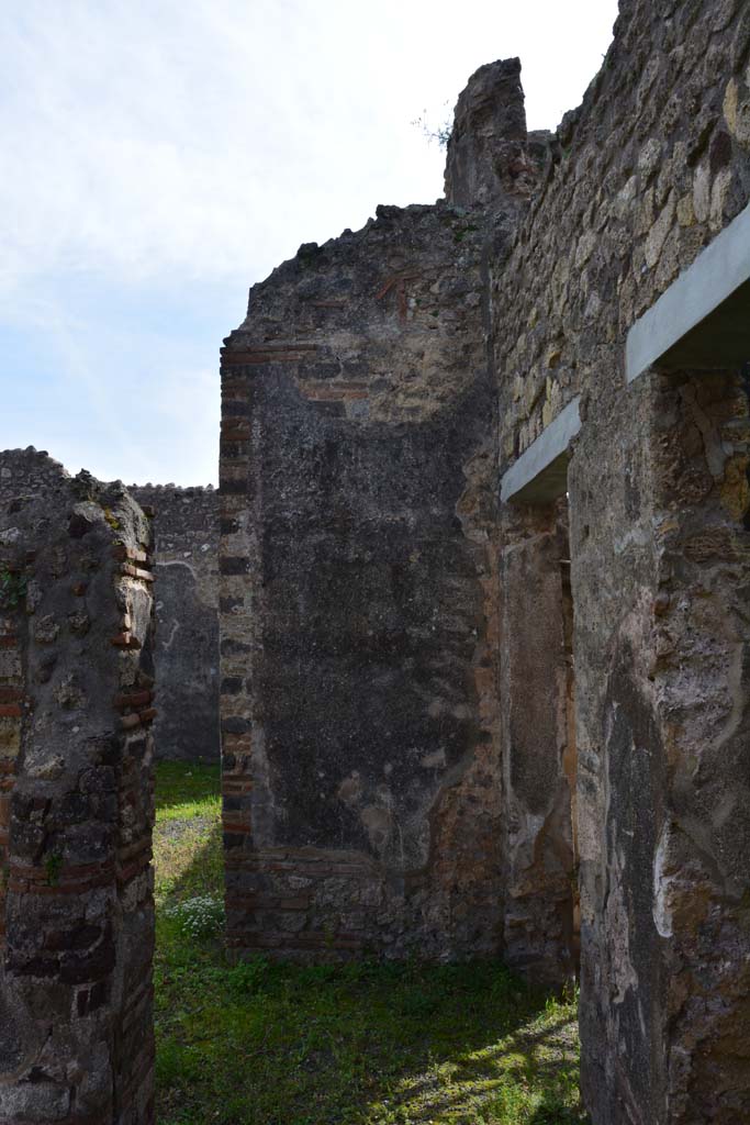 IX.5.2 Pompeii. March 2017. 
Peristyle p, looking south on west side of peristyle, with doorways to rooms w and r, on right.
Foto Christian Beck, ERC Grant 681269 DCOR.
