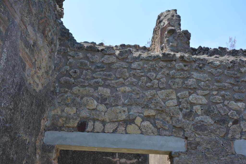 IX.5.2 Pompeii. May 2017. Peristyle p, detail from upper west wall in south-west corner, above room w.
Foto Christian Beck, ERC Grant 681269 DCOR.


