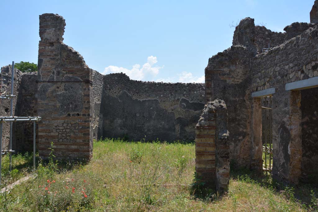 IX.5.2 Pompeii. May 2017. Peristyle p, looking south with room v, in centre, and west side of peristyle, on right.
Foto Christian Beck, ERC Grant 681269 DCOR.
