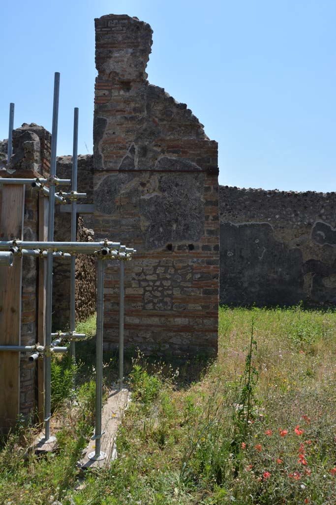 IX.5.2 Pompeii. May 2017. 
Peristyle p, looking south to pilaster between south-east corner and room v.
Foto Christian Beck, ERC Grant 681269 DCOR.
