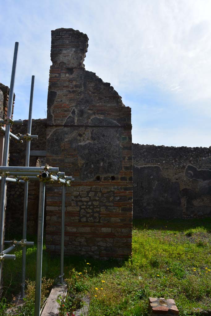 IX.5.2 Pompeii. March 2017. Peristyle p, south side, pilaster on east side of room v.
The puteal and a masonry base are visible.
Foto Christian Beck, ERC Grant 681269 DCOR.

