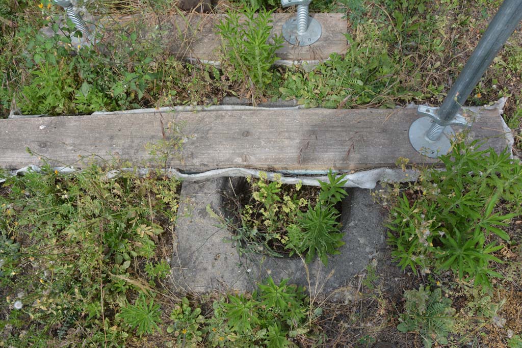 IX.5.2 Pompeii. May 2017. Peristyle p, cistern-mouth in south-east corner of peristyle.
Foto Christian Beck, ERC Grant 681269 DCOR.
