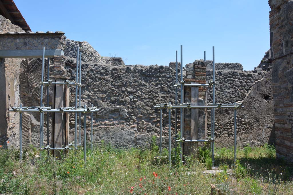 IX.5.2 Pompeii. May 2017. Peristyle p, looking towards east wall.
Foto Christian Beck, ERC Grant 681269 DCOR.
