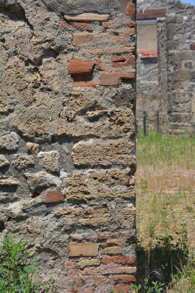 IX.5.2 Pompeii. May 2017. 
Peristyle p, looking north to detail on pilaster with room L, on right.
Foto Christian Beck, ERC Grant 681269 DCOR.
