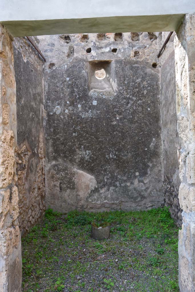 IX.5.2 Pompeii. March 2017. Room q, looking west through doorway.
Foto Christian Beck, ERC Grant 681269 DCOR.

