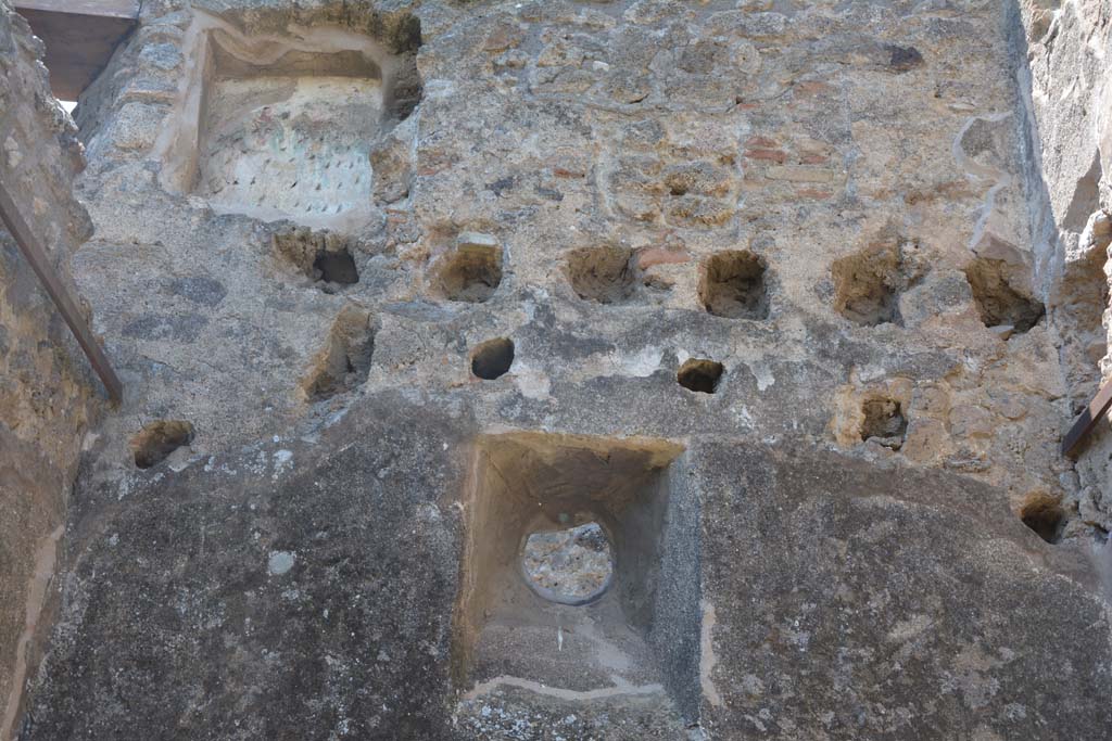 IX.5.2 Pompeii. May 2017. Room q, looking towards upper west wall and upper floor, with rectangular niche.
Foto Christian Beck, ERC Grant 681269 DCOR.
