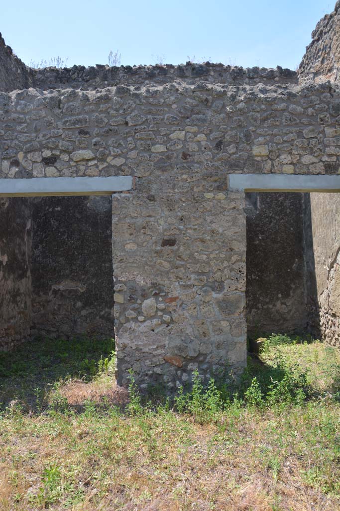 IX.5.2 Pompeii. May 2017. 
Peristyle p, looking west to pilaster between rooms r, on left, and q, on right. 
Foto Christian Beck, ERC Grant 681269 DCOR.
