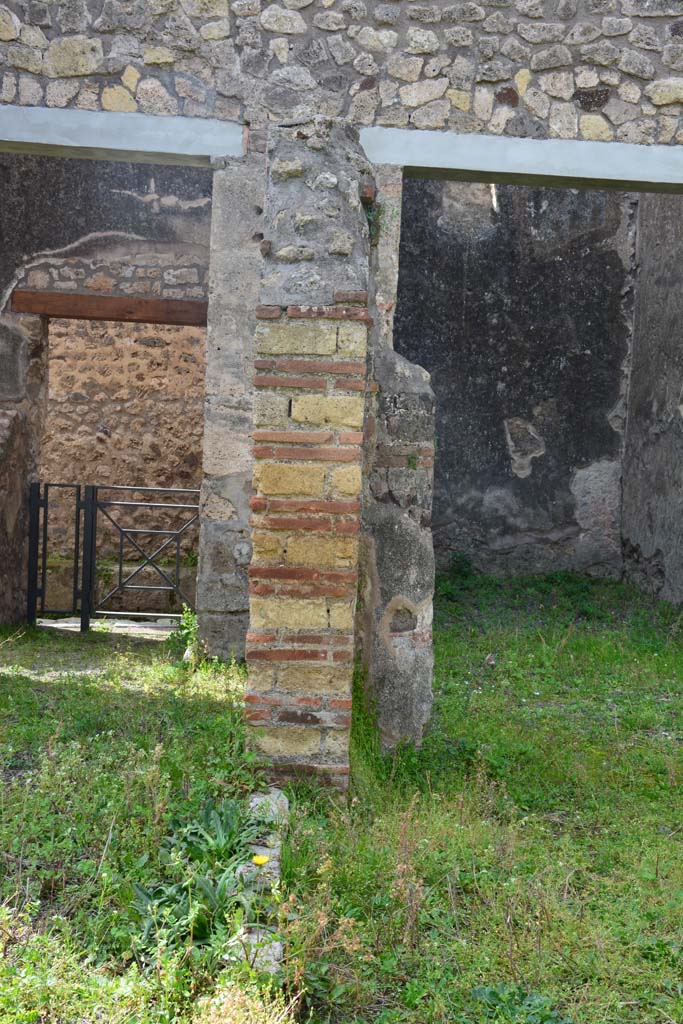 IX.5.2 Pompeii. March 2017. 
Peristyle p, looking west towards doorway to room r, on right, and to corridor w, on left.
Foto Christian Beck, ERC Grant 681269 DCOR.

