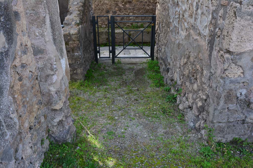 IX.5.2 Pompeii. March 2017. Corridor w, looking west from west portico of peristyle p. 
Foto Christian Beck, ERC Grant 681269 DCOR.
