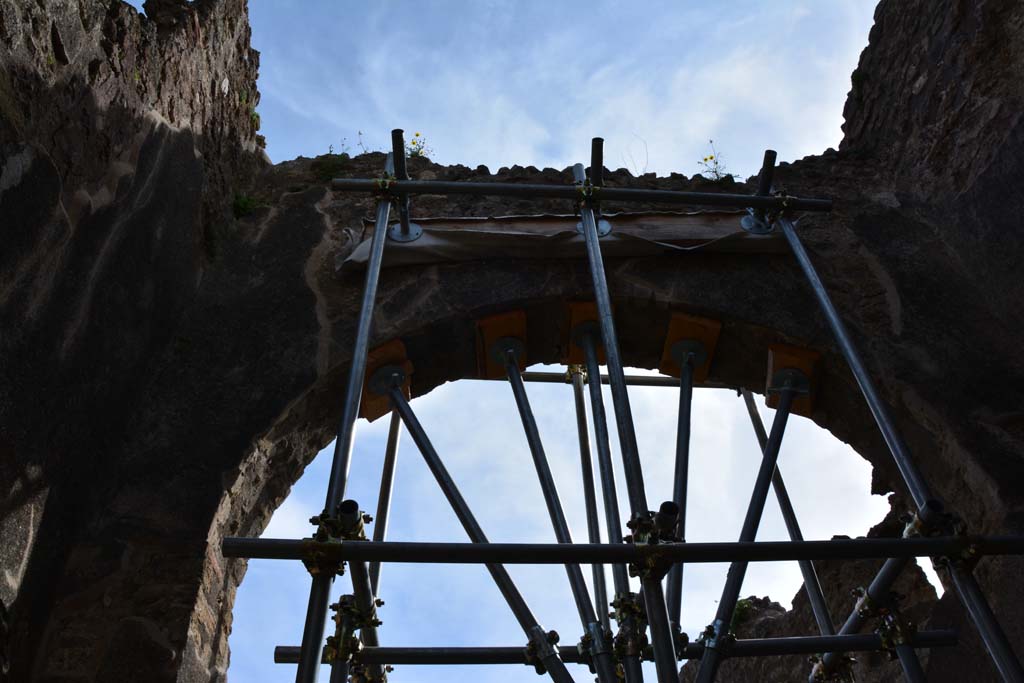 IX.5.2 Pompeii. March 2017. Room s, high arched entrance to kitchen area.
Foto Christian Beck, ERC Grant 681269 DCOR.
