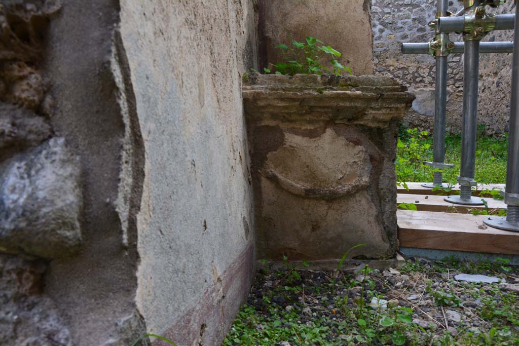 IX.5.2 Pompeii. March 2017. Corridor w, looking south towards household shrine with altar in kitchen area.
Foto Christian Beck, ERC Grant 681269 DCOR.

