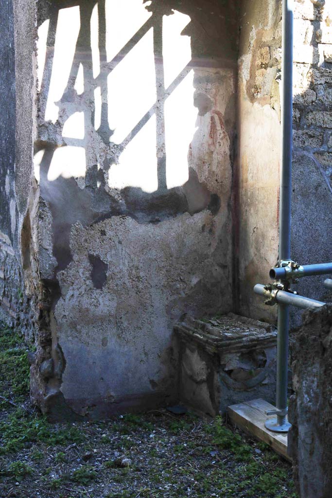 IX.5.2/22 Pompeii. February 2020. 
Looking east from entrance doorway at IX.5.22 towards lararium in corridor w.
Photo courtesy of Aude Durand.



