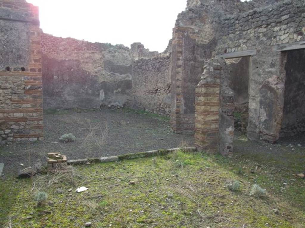 IX.5.2.  December 2007.  Looking across peristyle to large exedra room 18.