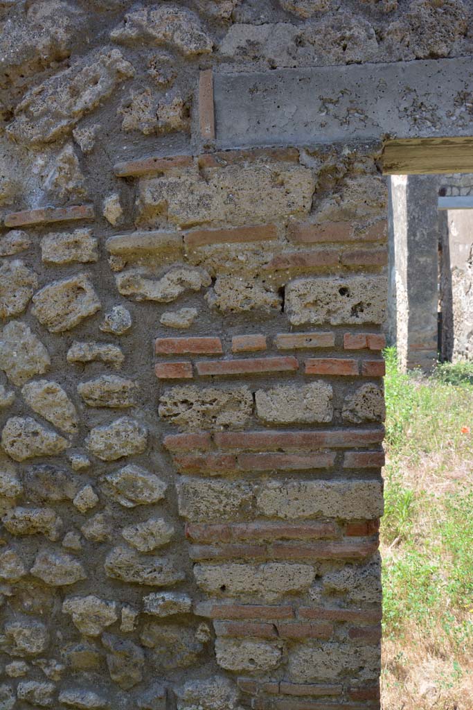 IX.5.2 Pompeii. May 2017. 
Looking west through south end of small doorway into room v, from small corridor leading to rooms x and y.
Foto Christian Beck, ERC Grant 681269 DCOR.
