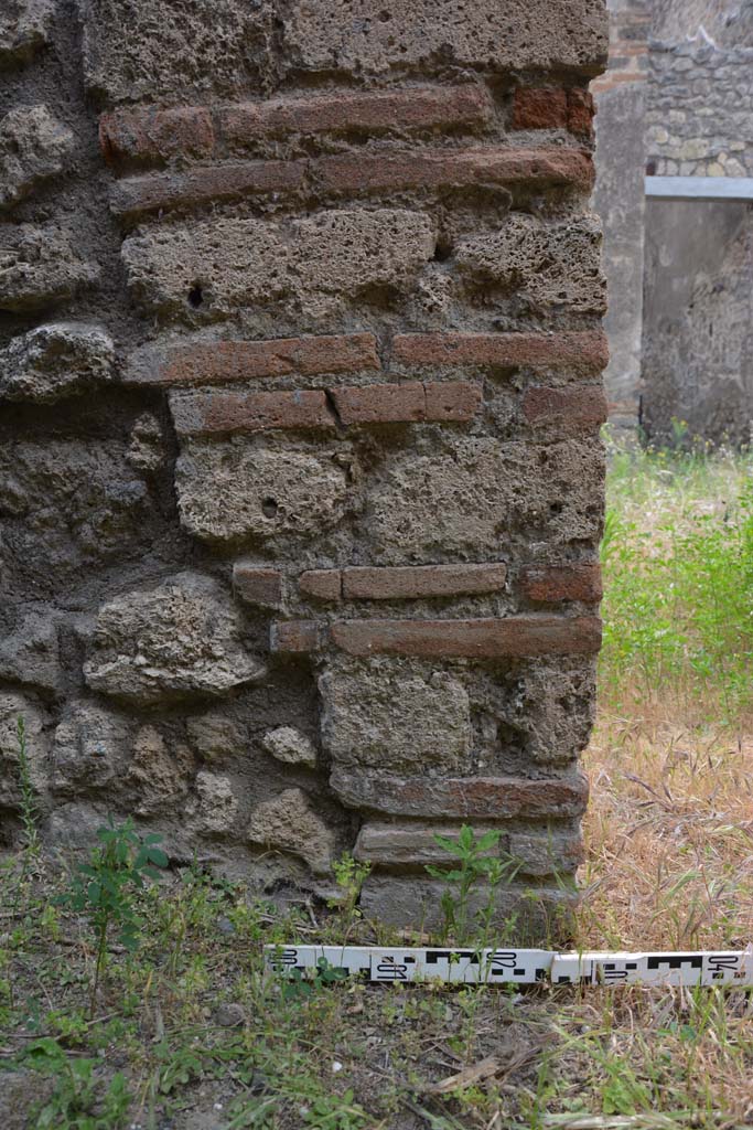 IX.5.2 Pompeii. May 2017. 
Looking west through south end of small doorway into room v, detail from lower pilaster. 
Foto Christian Beck, ERC Grant 681269 DCOR.
