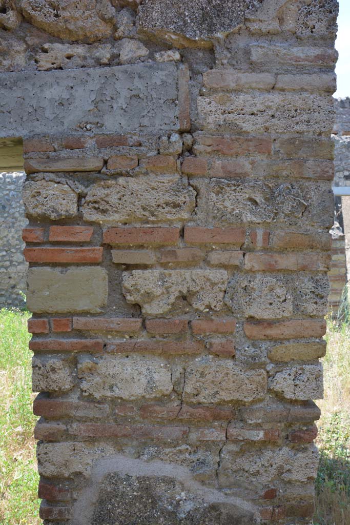 IX.5.2 Pompeii. May 2017. 
Looking west through north end of small doorway into room v (on left), with peristyle p, (on right). 
Foto Christian Beck, ERC Grant 681269 DCOR.
