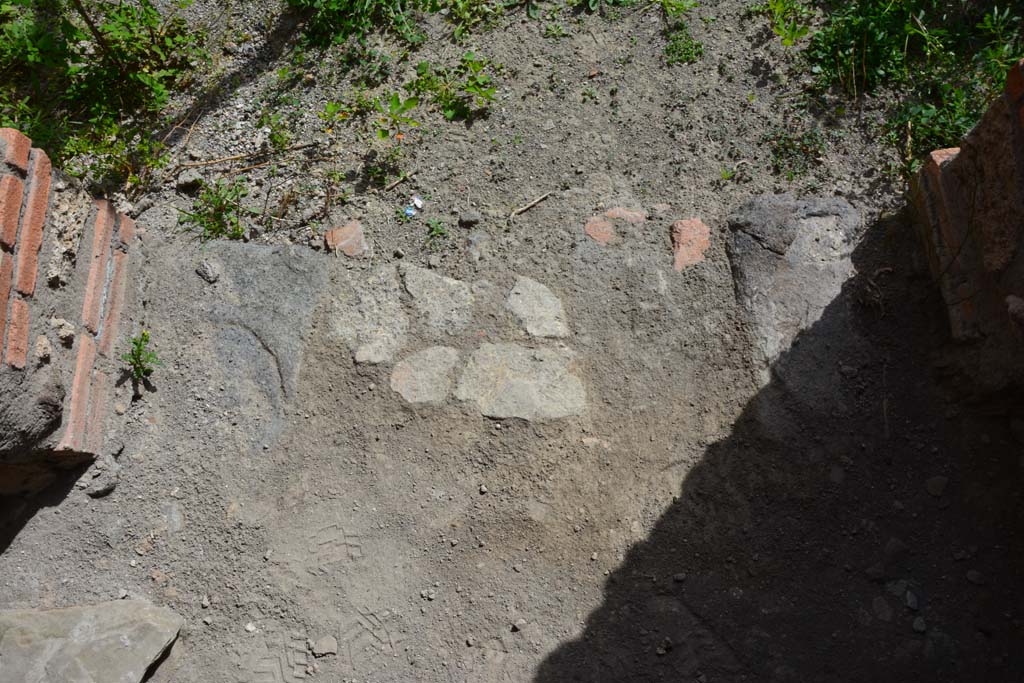 IX.5.2 Pompeii. March 2017. Room ‘u’, threshold of doorway, looking south towards peristyle ‘p’.
Foto Christian Beck, ERC Grant 681269 DÉCOR.

