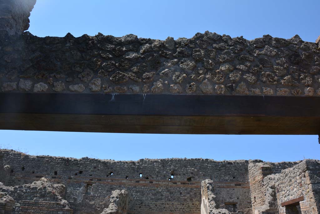 IX.5.2 Pompeii. May 2017. Room e, upper west wall above doorway to atrium b. 
Foto Christian Beck, ERC Grant 681269 DCOR.
