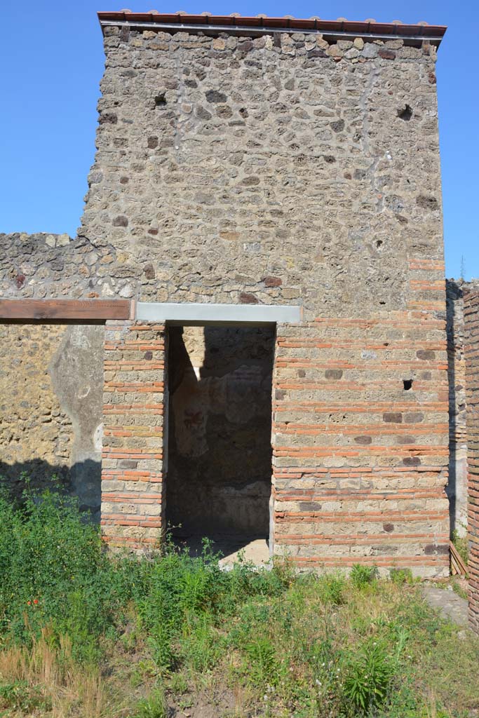 IX.5.2 Pompeii. May 2017. Room c, doorway and upper wall in atrium.
Foto Christian Beck, ERC Grant 681269 DCOR.
