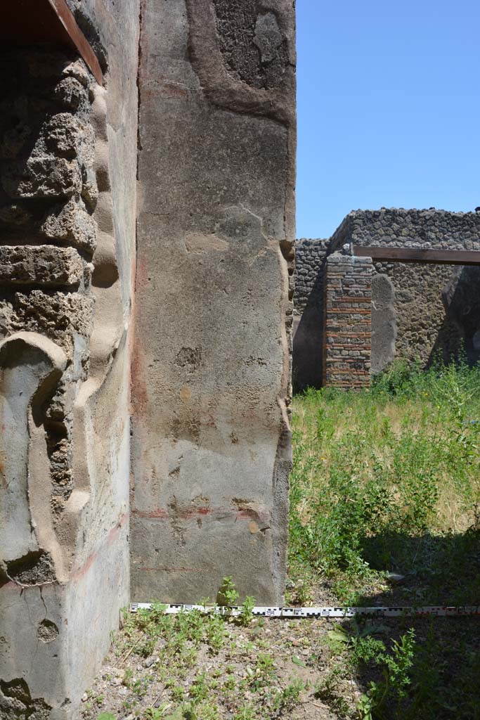 IX.5.2 Pompeii. May 2017. Room ‘f’, looking east towards pilaster in north-east corner.
Foto Christian Beck, ERC Grant 681269 DÉCOR.
