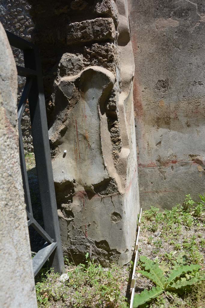 IX.5.2 Pompeii. May 2017. 
Room ‘f’, remaining plaster and painted decoration on east side of doorway to IX.5.1.
Foto Christian Beck, ERC Grant 681269 DÉCOR.
