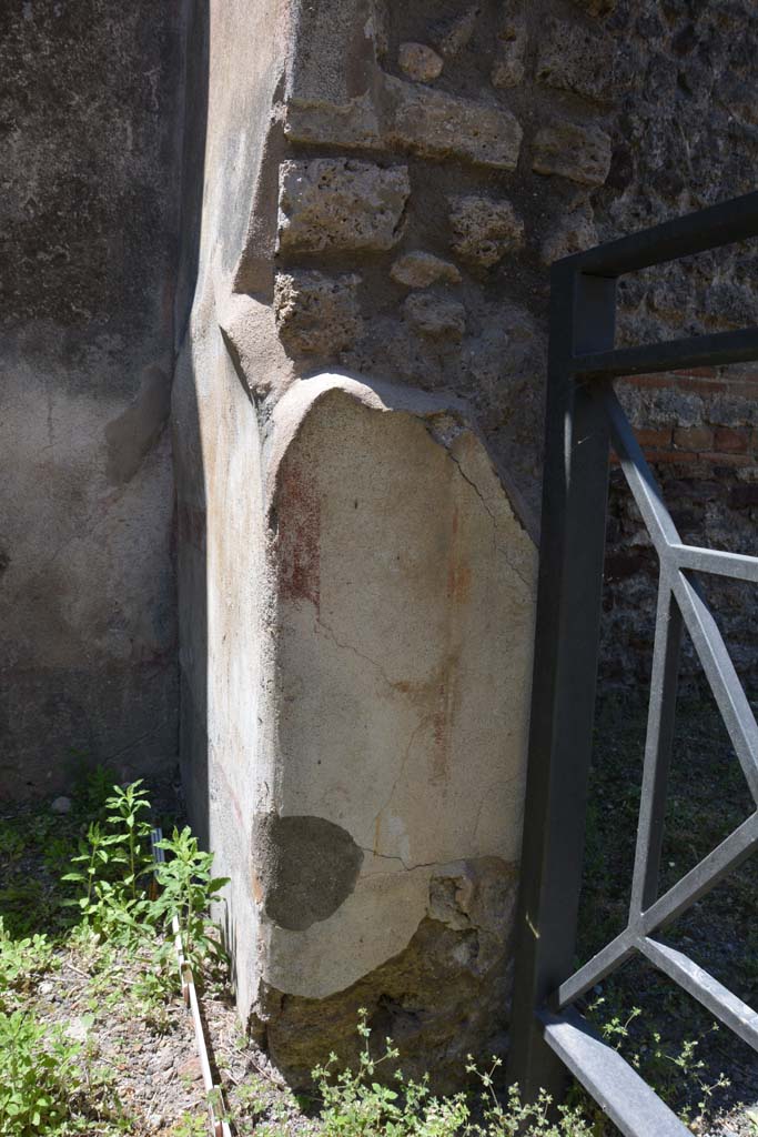 IX.5.2 Pompeii. May 2017. 
Room ‘f’, looking towards west side of doorway to IX.5.1 with remaining plaster and painted decoration.
Foto Christian Beck, ERC Grant 681269 DÉCOR.
