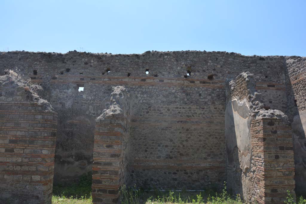 IX.5.2 Pompeii. May 2017. Room ‘h’, in centre, with room ‘g’, on left. Looking west across atrium ‘b’.
Foto Christian Beck, ERC Grant 681269 DÉCOR.

