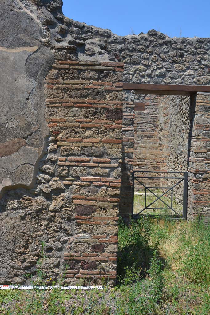 IX.5.2 Pompeii. May 2017. 
Room ‘h’, pilaster at east end of north wall, with atrium ‘b’, on right.
Foto Christian Beck, ERC Grant 681269 DÉCOR.
