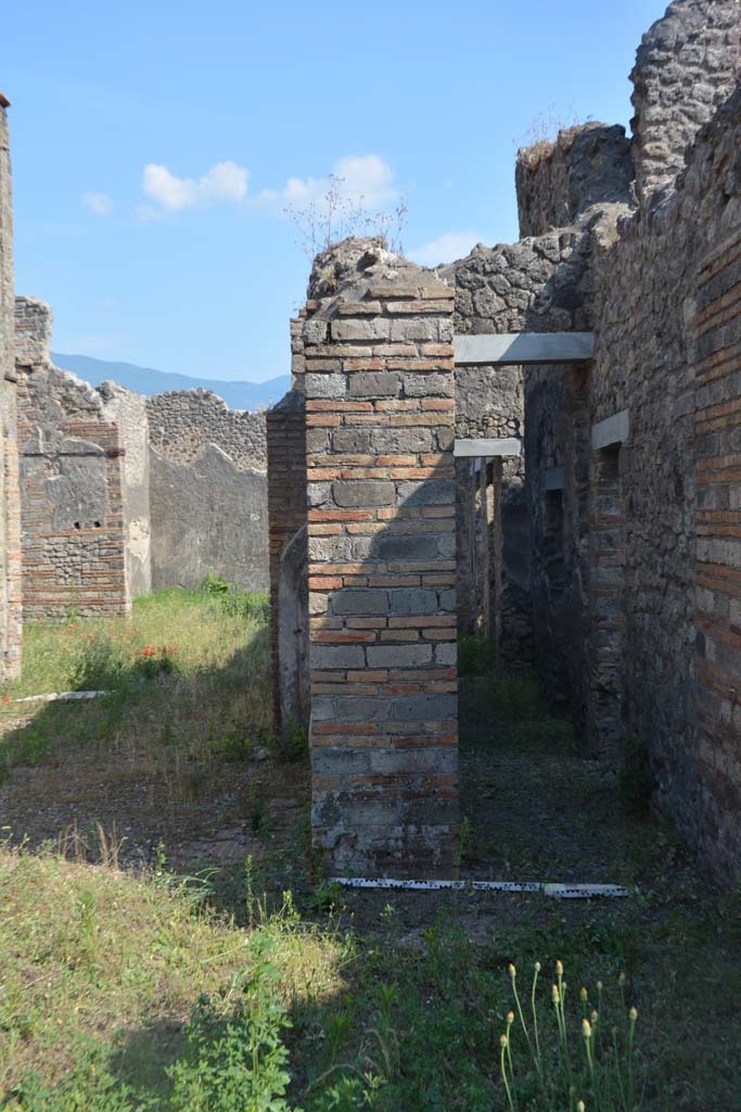 IX.5.2 Pompeii. May 2017. 
Room k, detail of pilaster on west side of tablinum in atrium, with corridor m, on right. 
Foto Christian Beck, ERC Grant 681269 DCOR.
