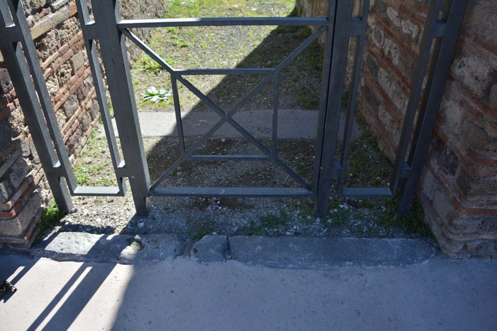 IX.5.2 Pompeii. March 2017. Room ‘a’, looking south across doorway threshold towards vestibule. 
Foto Christian Beck, ERC Grant 681269 DÉCOR.
