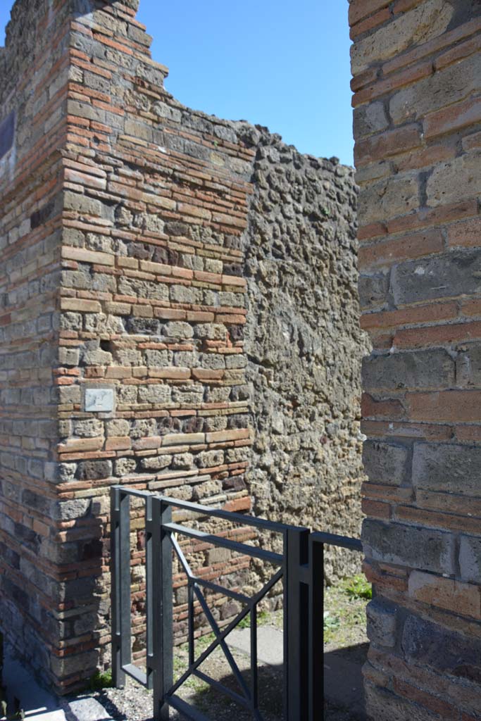 IX.5.2 Pompeii. March 2017. Room ‘a’, looking towards east side of entrance doorway and vestibule. 
Foto Christian Beck, ERC Grant 681269 DÉCOR.
