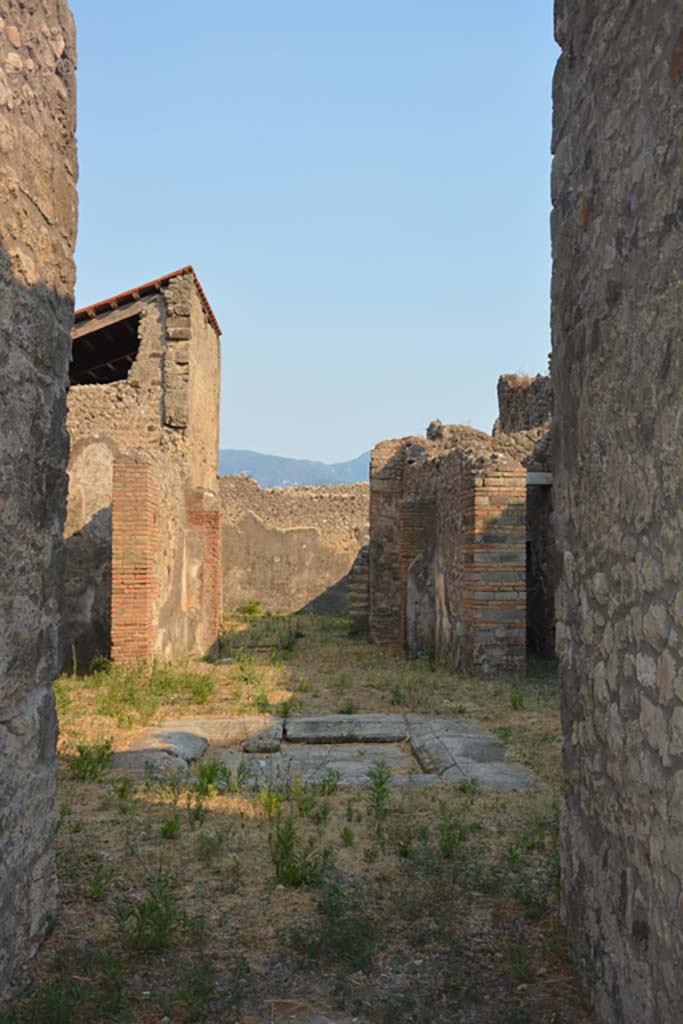 IX.5.2 Pompeii. July 2017. 
Looking south across atrium (room ‘b’) from entrance corridor/fauces.
Foto Annette Haug, ERC Grant 681269 DÉCOR
