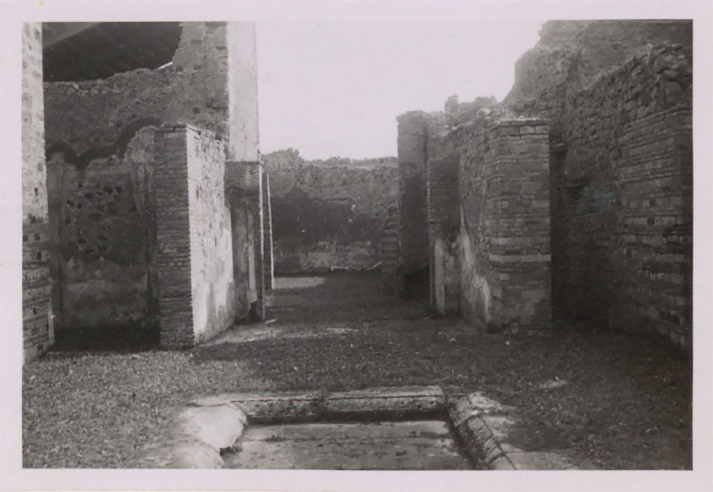 IX.5.2 Pompeii. Pre-1942. Looking south across impluvium in atrium towards tablinum.
According to Warscher, 
this house did not have an official name but amongst the custodians it was known as the House of Achilles or the house with the dog’s kennel. 
(La casa non ha il nome ufficiale ma fra i custodi era conosciuta come la Casa d’Achille o la casa con la cuccia del cane.)
See Warscher, T. 1942. Catalogo illustrato degli affreschi del Museo Nazionale di Napoli. Sala LXXX. Vol.2. Rome, Swedish Institute.
DAIR 40.807.  Photo © Deutsches Archäologisches Institut, Abteilung Rom, Arkiv. 
