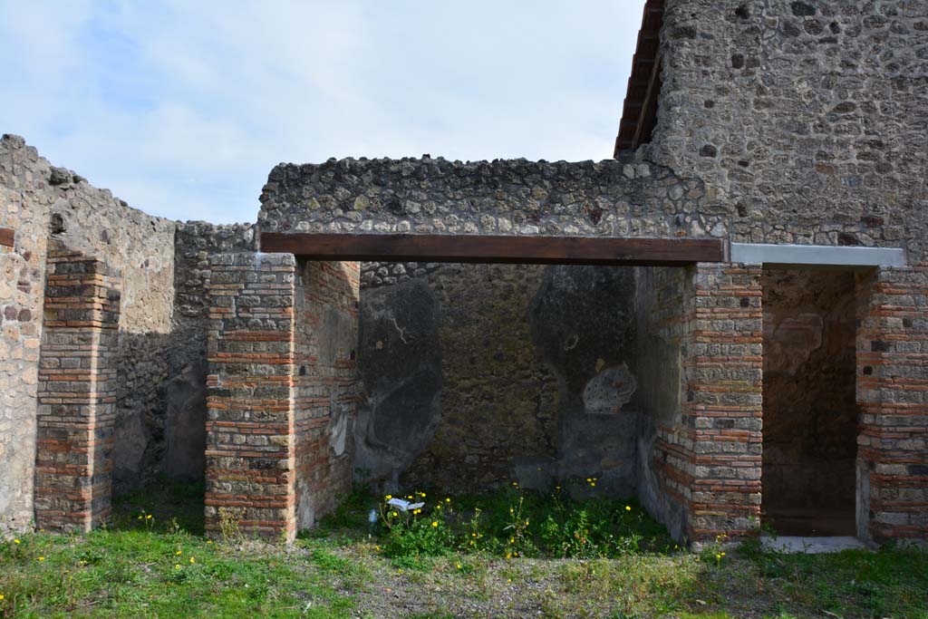 IX.5.2 Pompeii. March 2017. Atrium ‘b’, looking towards east side, with doorways to rooms ‘d’,  ‘e’ (in centre) and room ‘c’.
Foto Christian Beck, ERC Grant 681269 DÉCOR.
