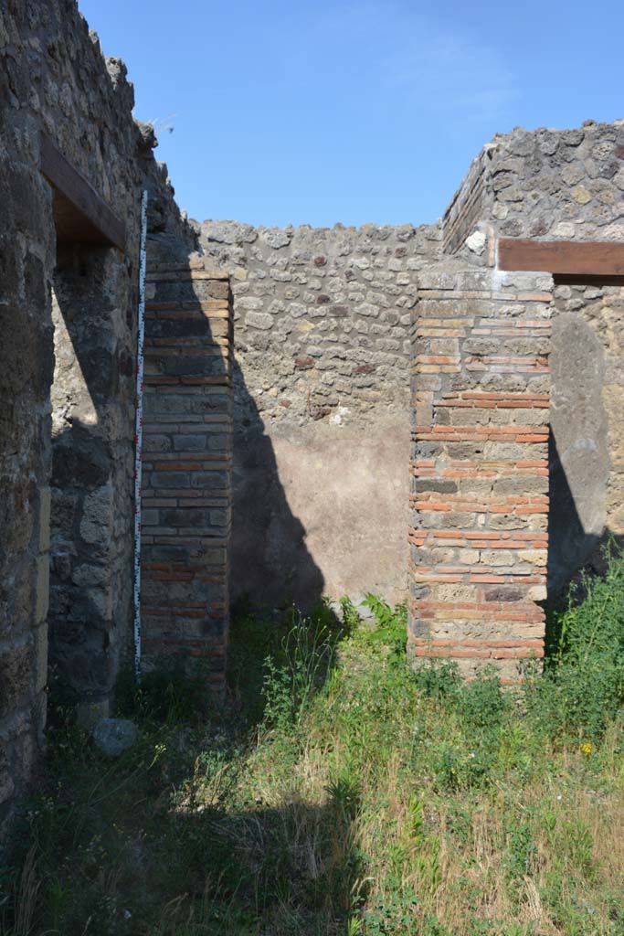 IX.5.2 Pompeii. May 2017. 
Atrium ‘b’, looking east towards doorway to room ‘d’ in north-east corner.
Foto Christian Beck, ERC Grant 681269 DÉCOR.
